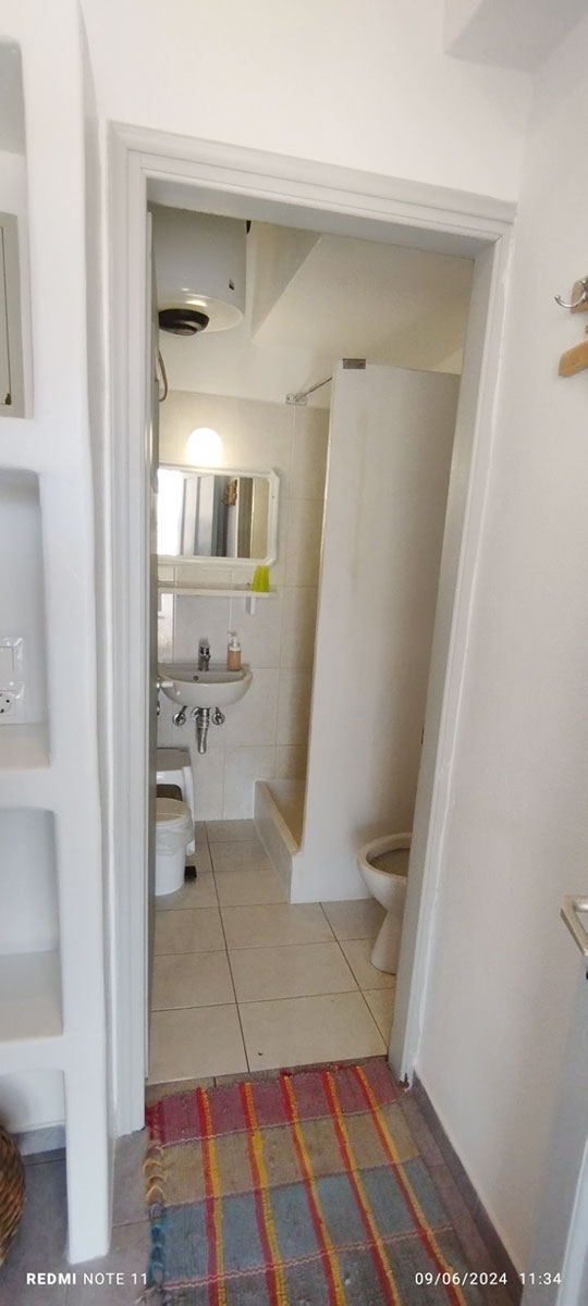 Bathroom in the Antonis rooms in Sifnos