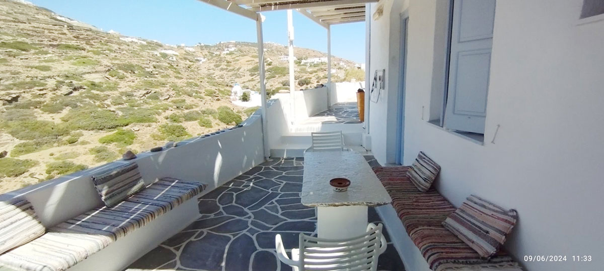 Πλακόστρωτη αυλή στα δωμάτια Αντώνης στη Σίφνο