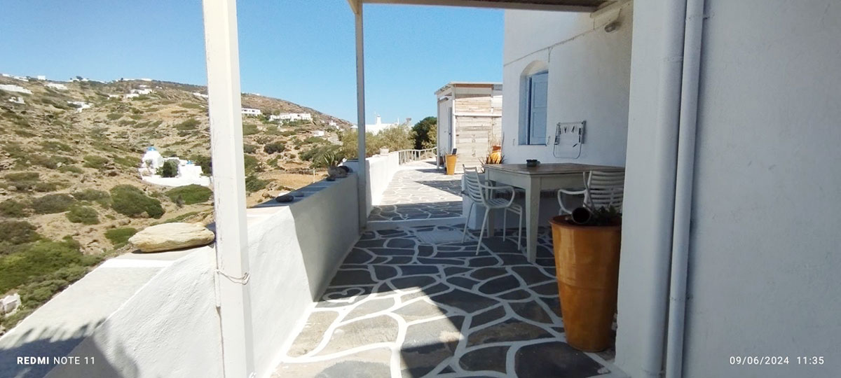 Πλακόστρωτη αυλή στα δωμάτια Αντώνης στη Σίφνο
