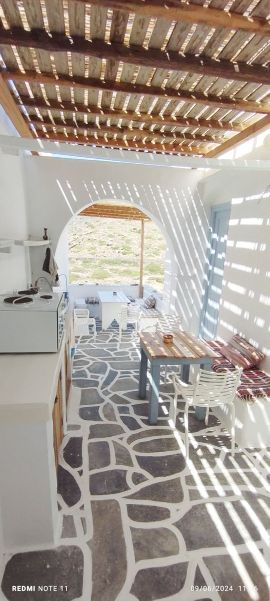 Πλακόστρωτη αυλή στα δωμάτια Αντώνης στη Σίφνο