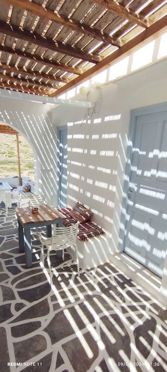 Βεράντα στα δωμάτια Αντώνης στη Σίφνο