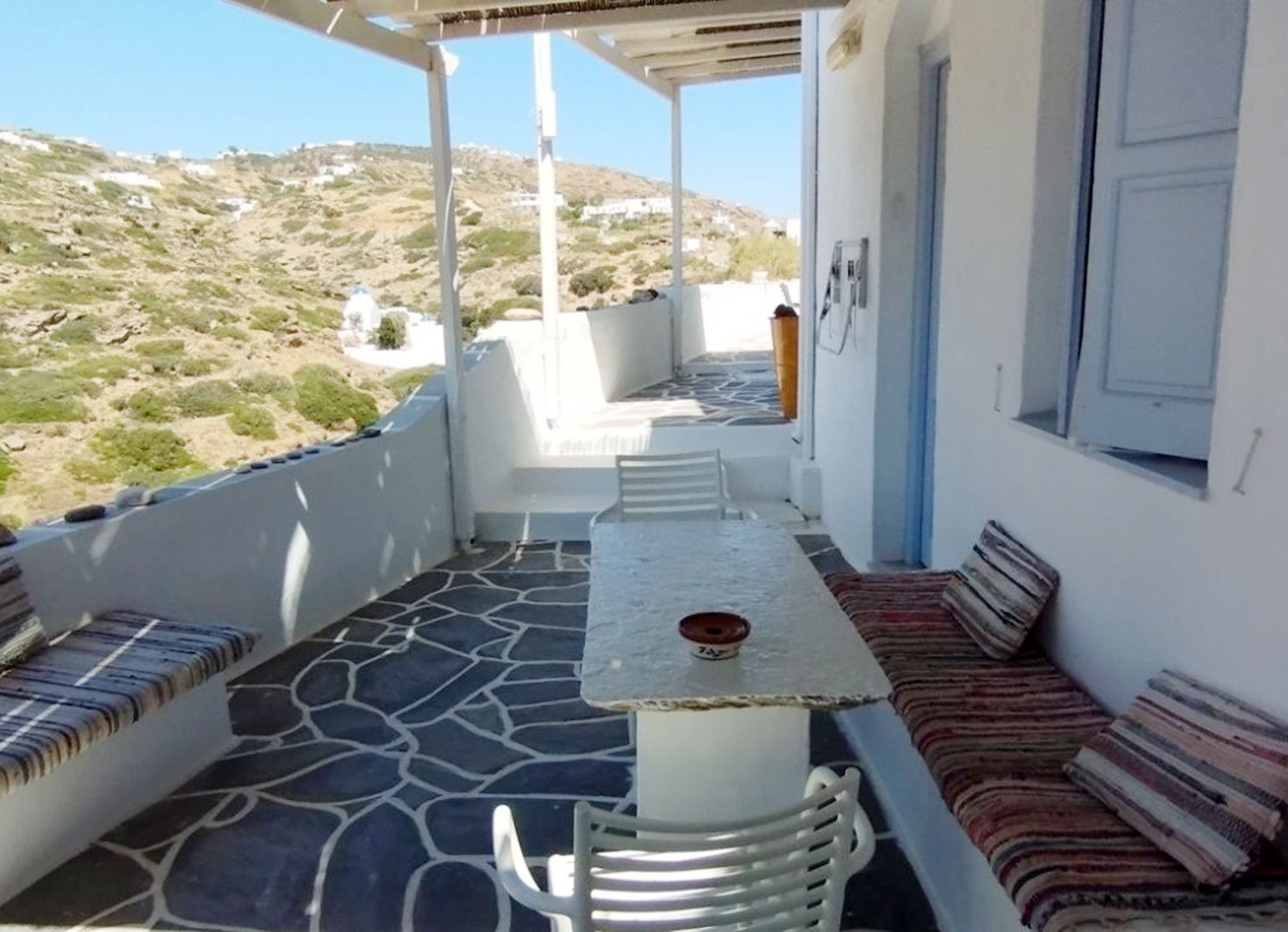 η αυλή στα δωμάτια Αντώνης στη Σίφνο