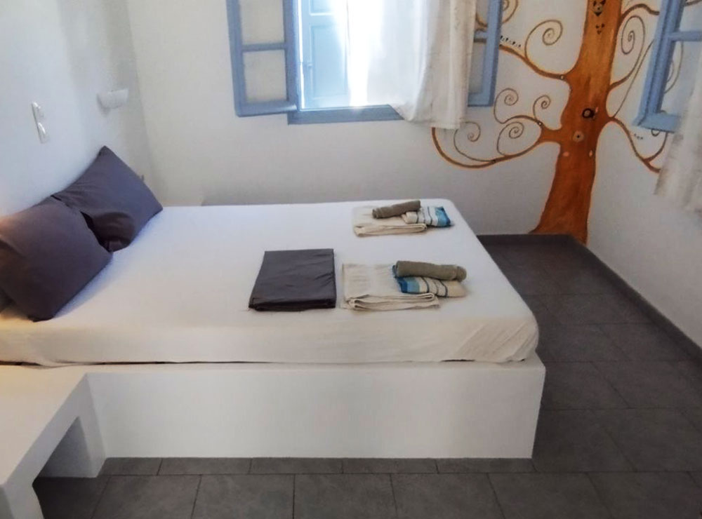 Εσωτερικό δίκλινου δωματίου στα δωμάτια Αντώνης